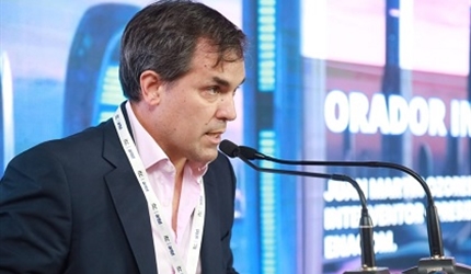 Ozores al anunciar el plan en NPlay 2025 - Crédito: Convergencialatina